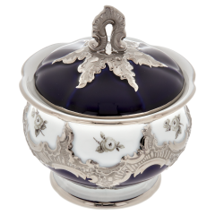 Zuckerdose, Form "B-Form", Gestreute Röschen, weiß-grau, königsblau, Glanzplatin, H 12 cm