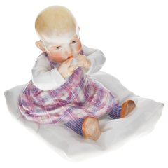 Kind auf Kissen, Bunt staffiert, H 12,5 cm