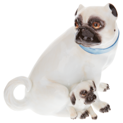 Hundegruppe Mops mit Jungem, Bunt staffiert, H 18 cm