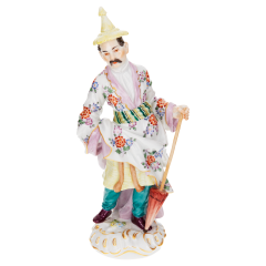Asiate mit Schirm, Bunt und gold staffiert, H 17,5 cm