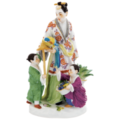 Asiatin mit 2 Kindern, Bunt und gold staffiert, H 16 cm