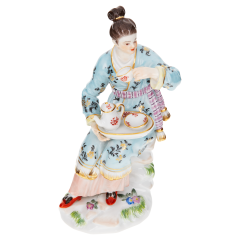 Asiatin mit Teegeschirr, Bunt und gold staffiert, H 13 cm