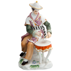 Asiate mit Kesselpauke, Bunt und gold staffiert, H 14 cm