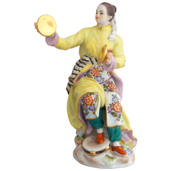 Asiatin mit Becken, Bunt und gold staffiert, H 13 cm