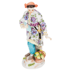 Asiate mit Flasche u.Korb, Bunt und gold staffiert, H 12 cm
