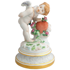 Amor, an ein Herz klopfend, Bunt und gold staffiert, H 17 cm