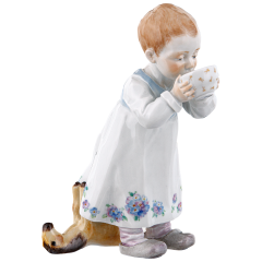 Miniaturhentschelkind, Kind mit Tasse, Kleid mit Vergißmeinnicht, Schwertertasse, H 12,5 cm