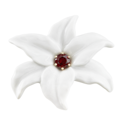 Brosche Bloom Collection Granat, 925 Silber rosé vergoldet mit einer geöffneten Blüte aus Porzellan, 1 Granat 1,10 ct