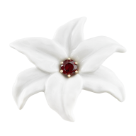 Brosche Bloom Collection Granat, 925 Silber rosé vergoldet mit einer geöffneten Blüte aus Porzellan, 1 Granat 1,10 ct